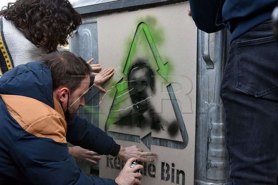 PSD-ja me aksion simbolik, vendos grafite me fytyrën e Albin Kurtit në kontejnerë