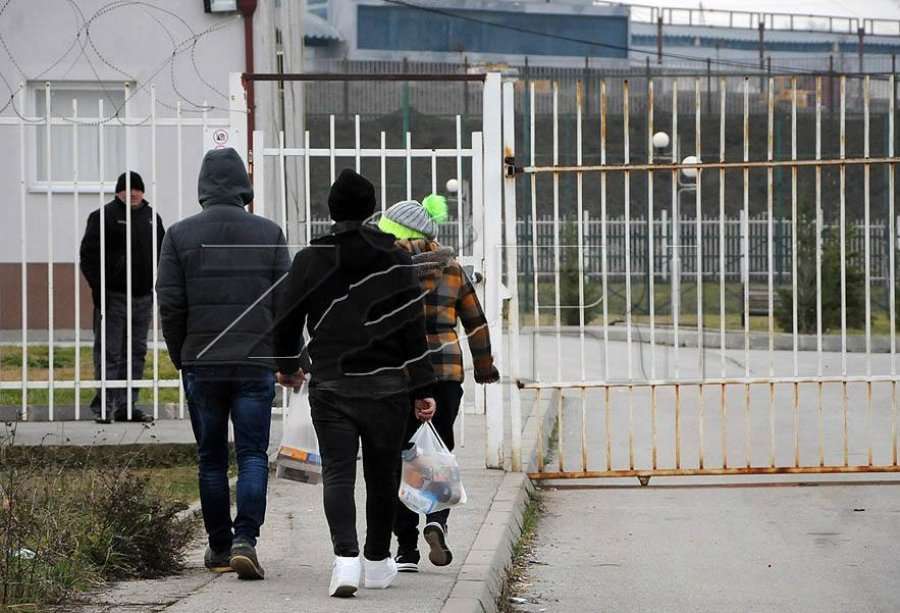 Shtetas të huaj tentuan të hyjnë në Qendrën e Azilkërkuesve në Magure, lëndohen pesë zyrtarë policorë
