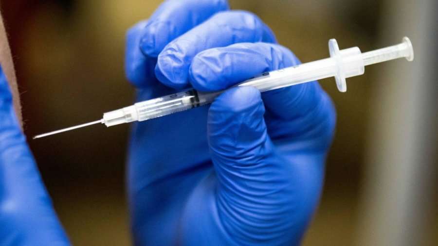 Vaksina e Pfizer-BioNTech-ut mund të jetë më pak efektive te njerëzit me mbipeshë