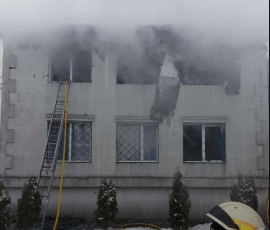 Shkrumbohet nga zjarri një shtëpi pleqsh në Ukrainë, 15 viktima