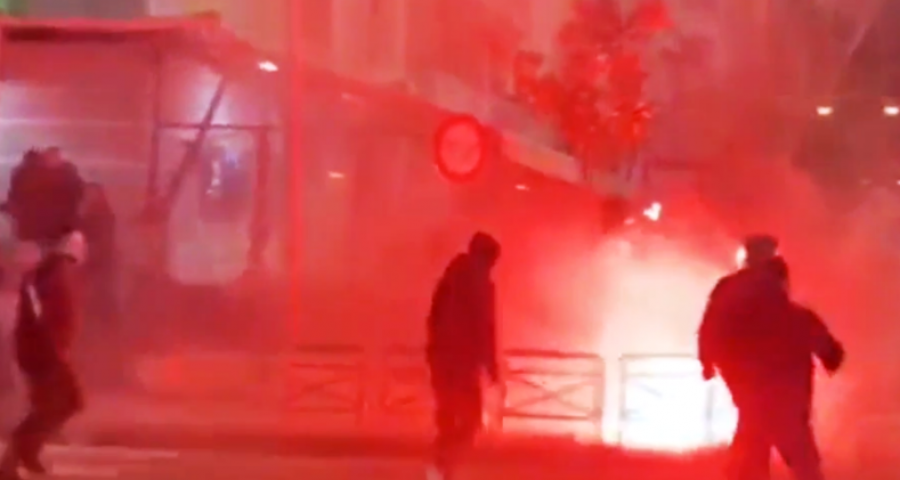 Tifozët e Partizanit dhe Tiranës përleshen jashtë stadiumit, i është vënë flaka një objekti