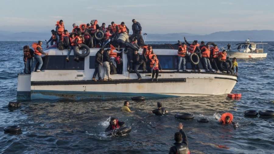 Shkon në 43 numri i të vdekurve nga fundosja e varkës me refugjatë në Mesdhe
