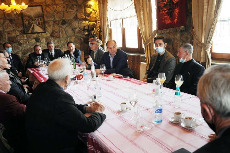 Hoxhaj në Gjilan u premton pensionisteve rritje të pensioneve 30 deri në 40 përqind