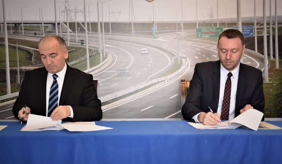 Abrashi nënshkruan memorandum prej 1.4 milion eurosh për infrastrukturën në Pejë