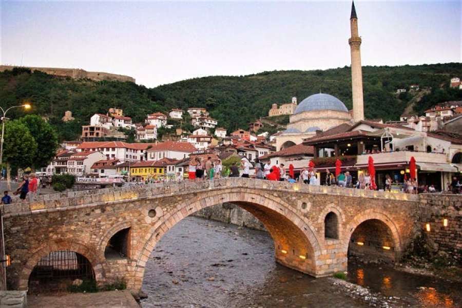 Dënohet me gjobë dhe me burgim prizrenasi që kërcënoi prindërit, pasi nuk i dhanë para
