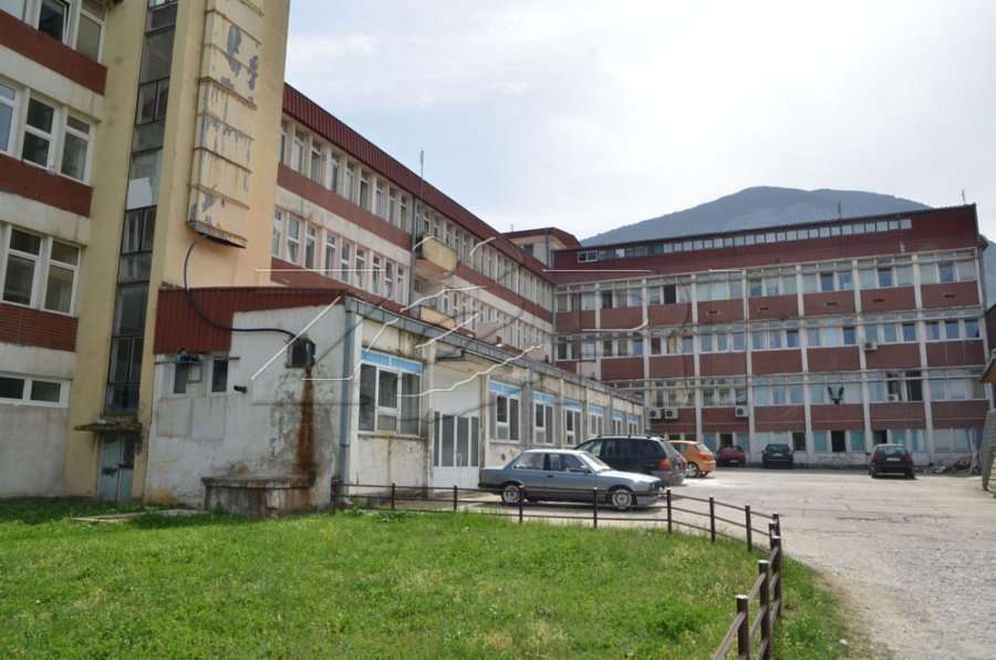 Një person gjendet i alivanosur nga familjarët e tij, dërgohet në Spitalin e Pejës për trajtim