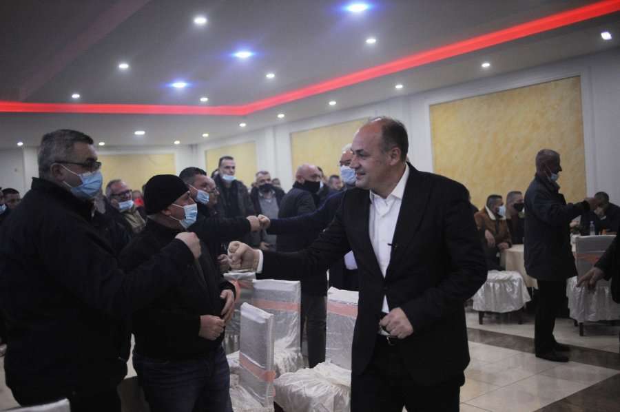 Hoxhaj takon veteranët në Pejë: Vota për PDK-në është votë për Hashim Thaçin dhe Kadri Veselin