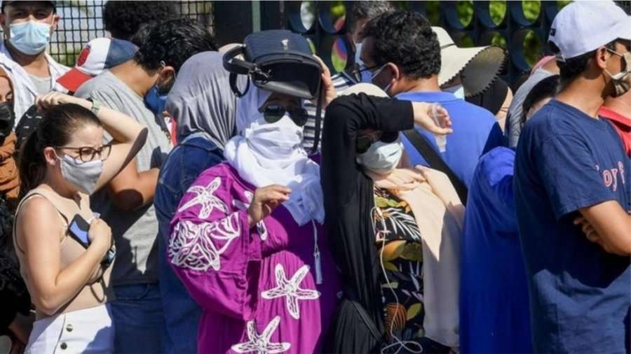 Turma pushton qendrat e vaksinimit, ndalet procesi, shkarkohet ministri