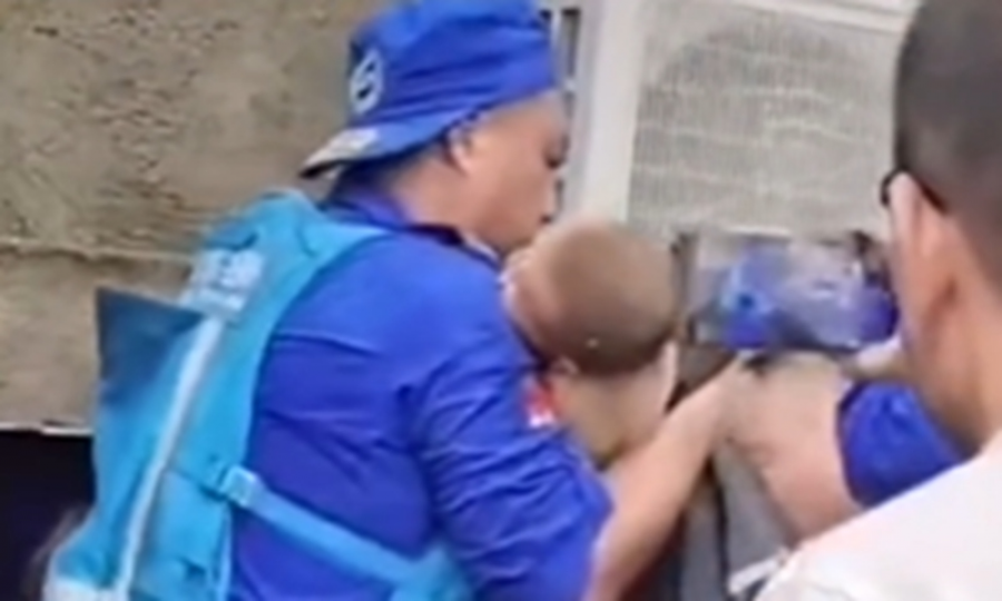 Shpëton mrekullisht foshnja 3-muajshe pas vërshimeve në Kinë, vdes nëna heroinë