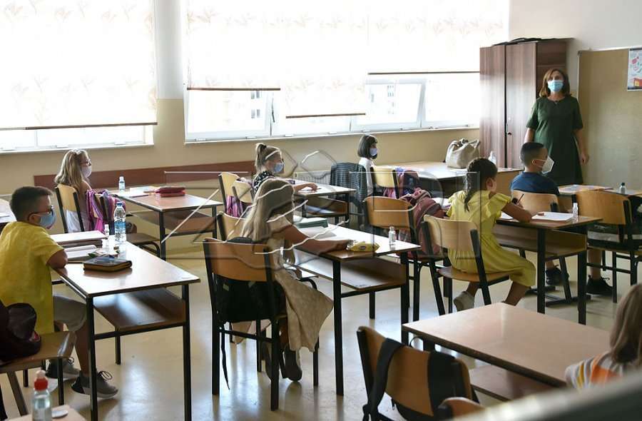 Rreziku nga “Delta”, disa mësimdhënës në shtator dalin të pavaksinuar para nxënësve