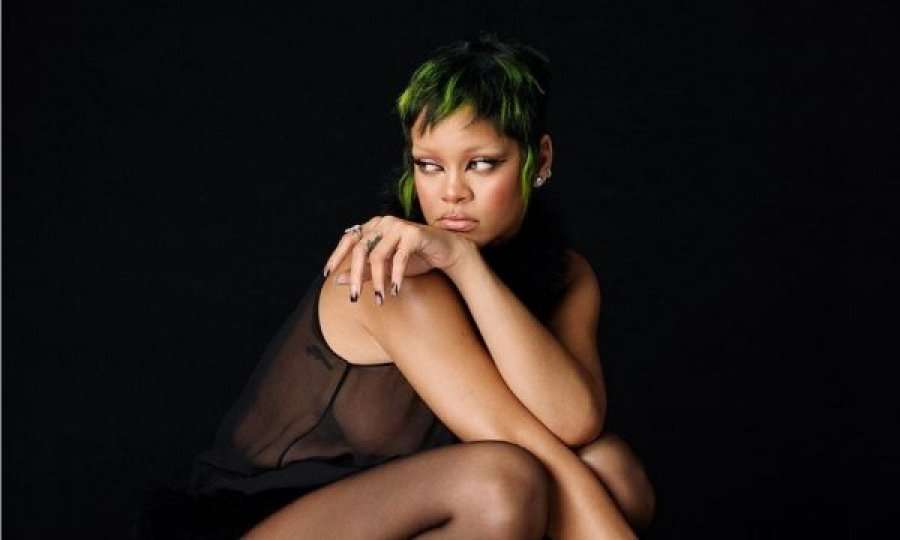 Rihanna shkon në klub me të brendshme