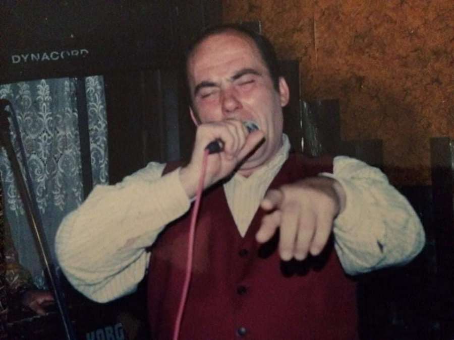 Kurti përkujton ikonën e rok muzikës Haki Misnin në 22-vjetorin e vrasjes