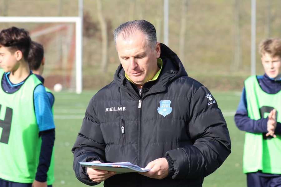 Talentë të shumë të futbollit kosovar sot po korrin suksese, hapat e parë i morën te trajneri i palodhur Gazmend Haliti