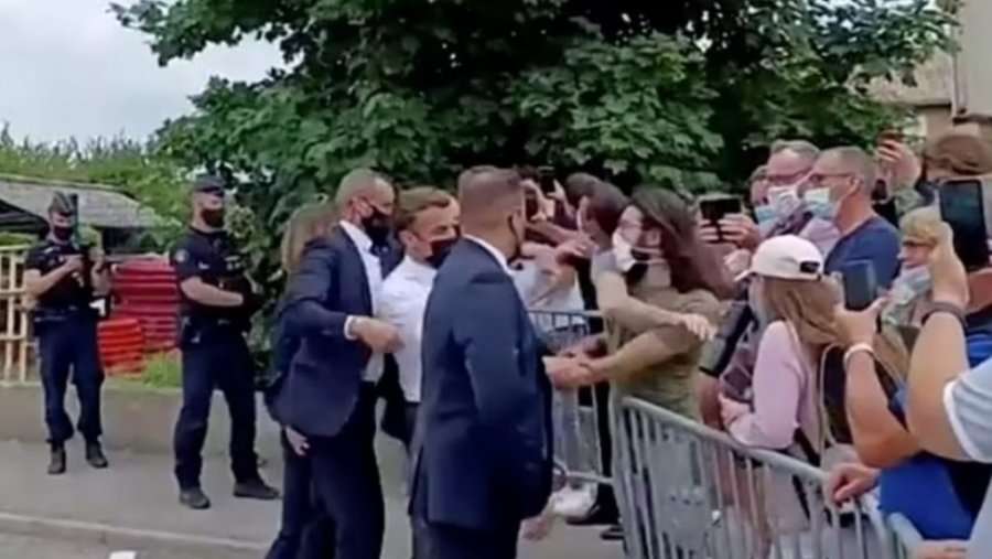 Gjykata franceze jep dënimin për personin që qëlloi me shpullë Macronin