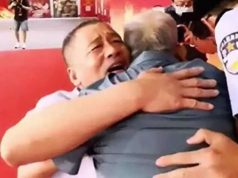 Momente emocionuese, babai takohet me të birin pas 58 vitesh, ia rrëmbyen kur ishte 2 vjeç (Video)