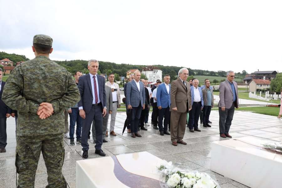 Jashari pret veprimtarë nga Prishtina, Shkupi e Tirana, bëjnë homazhe te varrezat e Jasharëve
