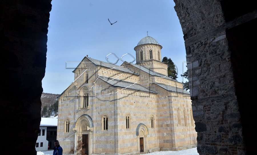 Manastiri i Deçanit e akuzon Shpend Ahmetin për inkurajim të aksioneve në Kishën Ortodokse Serbe