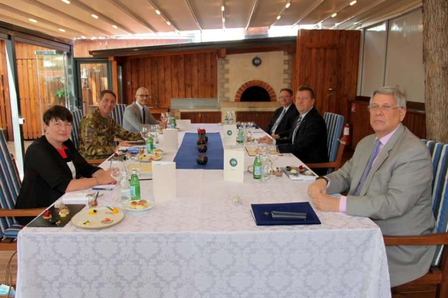 Komandanti i KFOR-it takon krerët e ambasadave të huaja, diskutojnë për situatën e krijuar në Kosovë