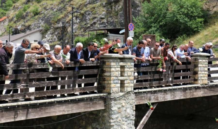 Teatri i Prizrenit në përvjetorin e vdekjes së Bekim Fehmiut hedh lule në Lumbardh