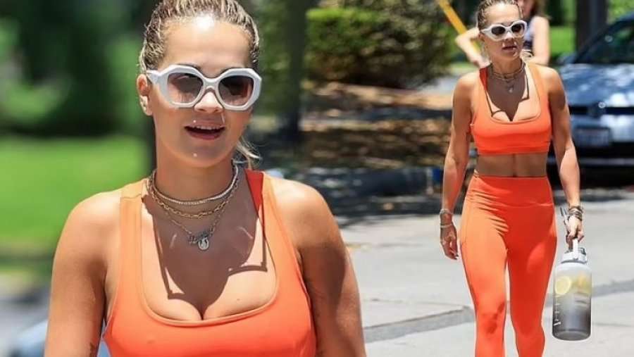 Rita Ora shkëlqen në ngjyrën portokalli, ndërsa vazhdon të vërë në pah linjat e përsosura të trupit