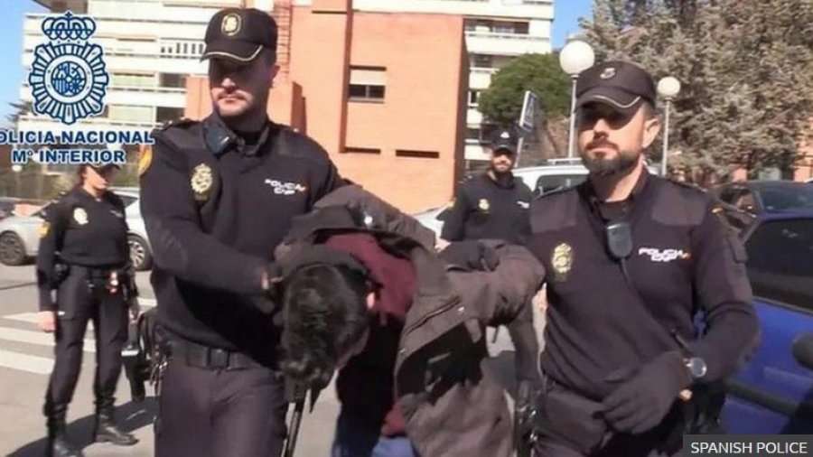 Spanjolli burgoset, pasi vrau dhe hëngri nënën e tij