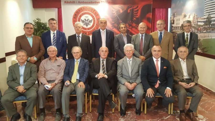 Ambasadorët shqiptarë kanë një porosi për Lajçakun rreth dialogut Kosovë - Serbi