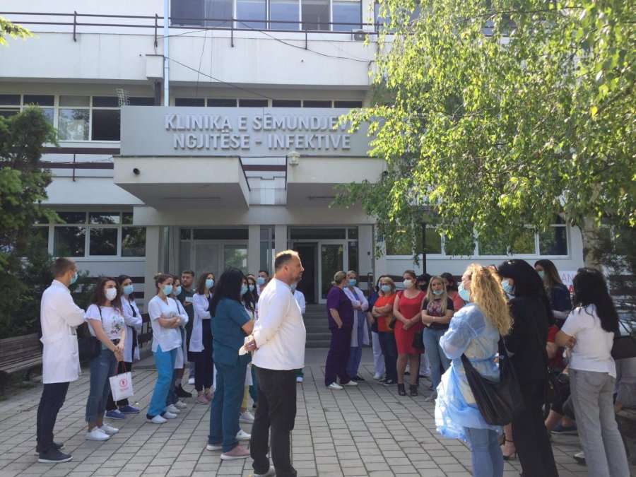 Protestojnë infermierët të cilëve nuk iu vazhduan kontratat