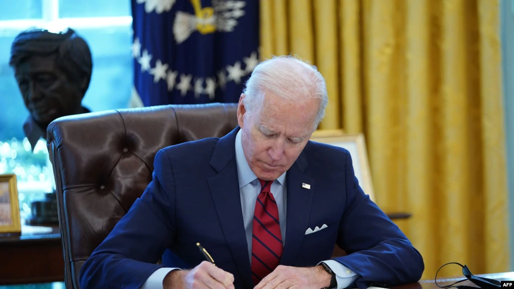 Bideni firmos si festë zyrtare ditën që përkujton fundin e skllavërisë në SHBA
