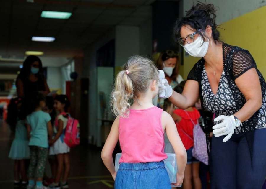 Rreziku për variante të reja të COVID-19, Italia mbyll shkollat
