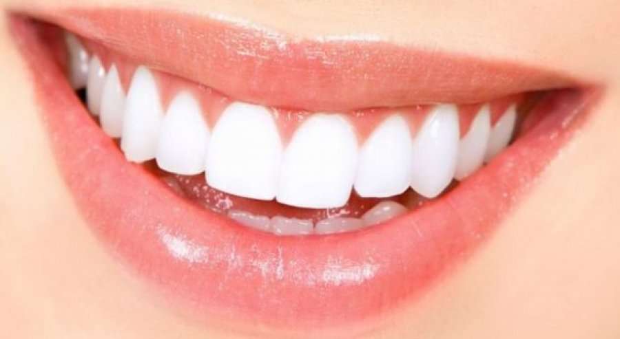 Gjakderdhje te mishrat e dhëmbëve? Keni mungesë të kësaj vitamine