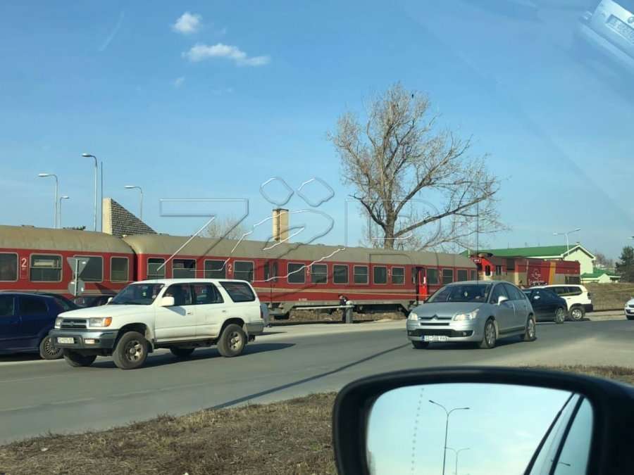Treni godet një veturë në Prishtinë, lëndohet një person