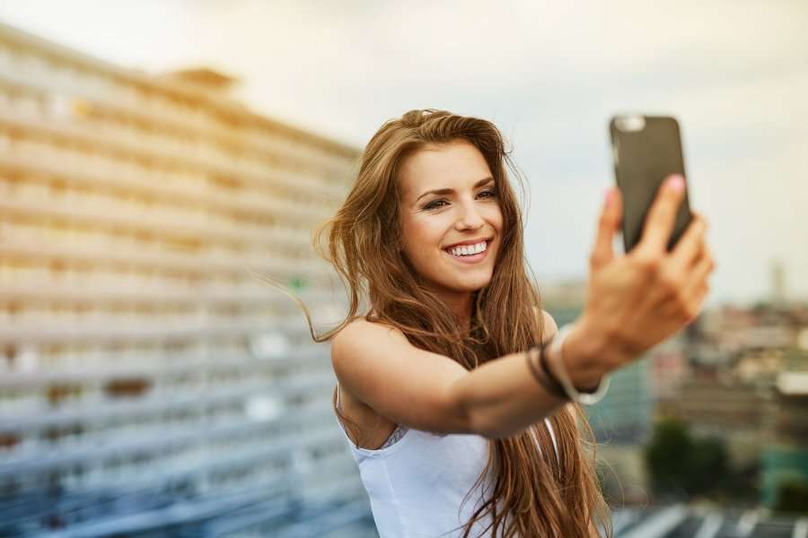4 mënyra si ndikojnë selfie-t në lumturinë tuaj