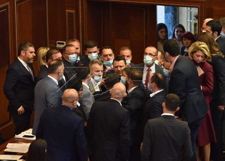 Përplasja në Kuvend, paralajmërim për legjislaturë të tensionuar