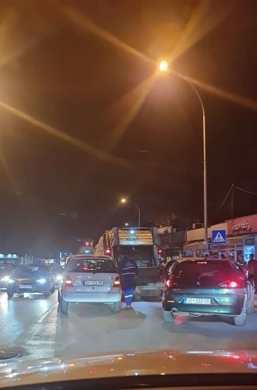 Kamioni i mbeturinave godet një veturë te objekti i Komunës së vjetër në Prishtinë
