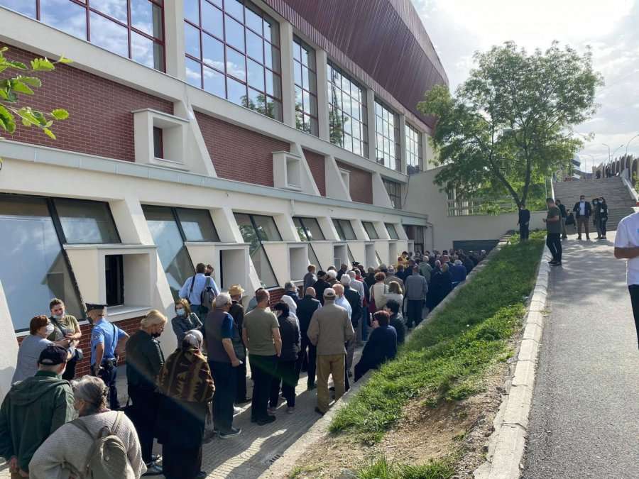 Qytetarët të pakënaqur për mënyrën e organizimit të vaksinimit, thonë se shumë persona po hyjnë pa rend