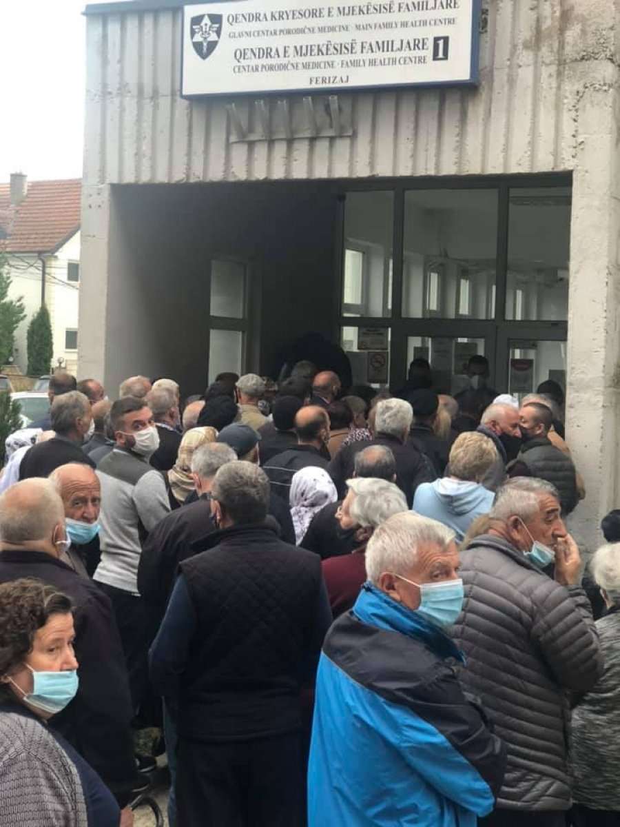 Të moshuarit presin në radhë për t’u vaksinuar në Ferizaj