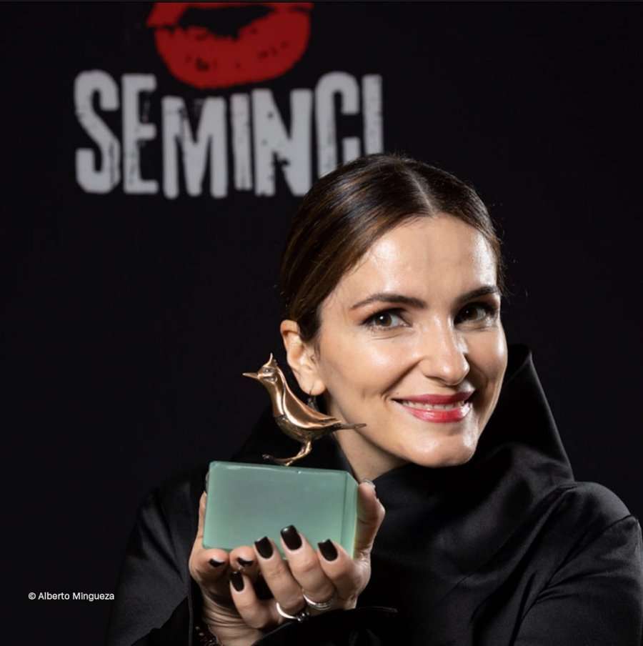 Yllka Gashi pas çmimit në “Seminici”: Nder e kënaqësi ta prezantojmë Kosovën tonë të dashur anembanë botës me rrëfimin e Fahrije Hotit