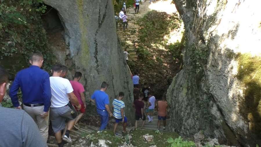 Jepet tenderi për rregullimin e infrastrukturës së “Shpellës së Kusarit”