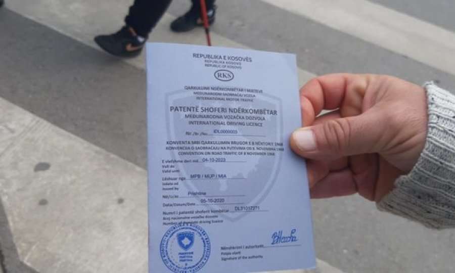 Qeverisë i dështon furnizimi me patenta shoferi ndërkombëtare