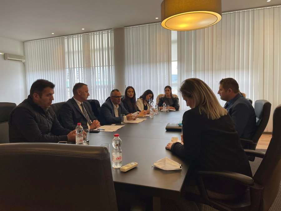 OAK-u dhe Dogana e Kosovës diskutojnë për problemet e bizneseve