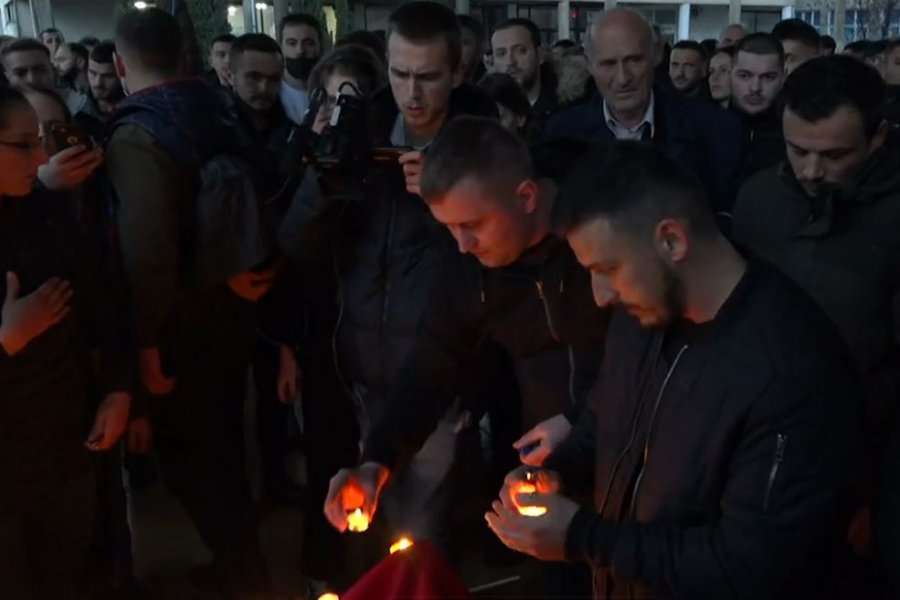 Ndizen qirinj në Deçan në nderim të viktimave të sulmit të mbrëmshëm