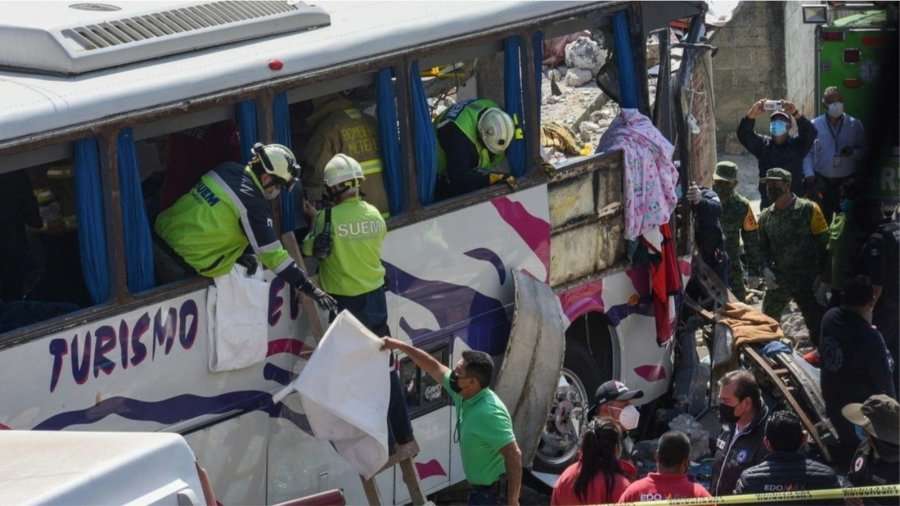 Autobusit të pelegrinëve i këputen frenat dhe përplaset në ndërtesë, 19 të vdekur në Meksikë
