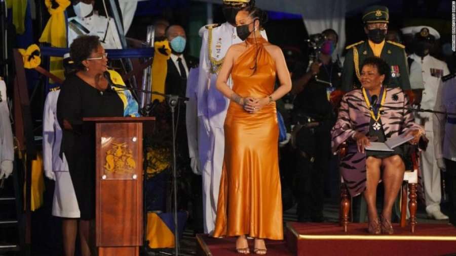 Rihanna nderohet me titullin “hero i kombit” në Barbados