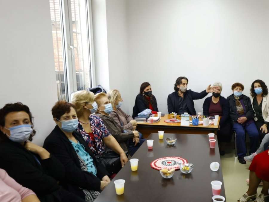 Rama viziton shoqatën e grave pensioniste, zotohet se do t’u krijojë kushte të duhura
