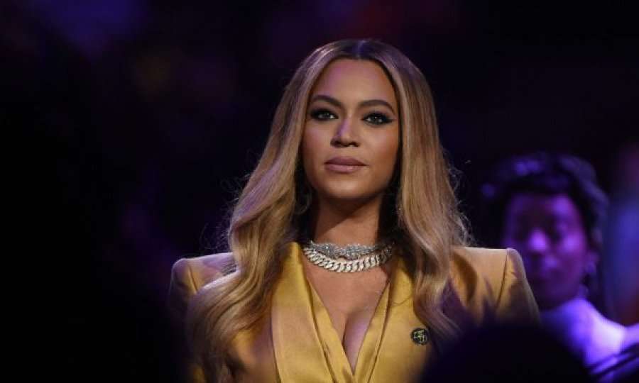 Beyonce zgjedh përsëri stilistin shqiptar, pozon me fustanin elegant