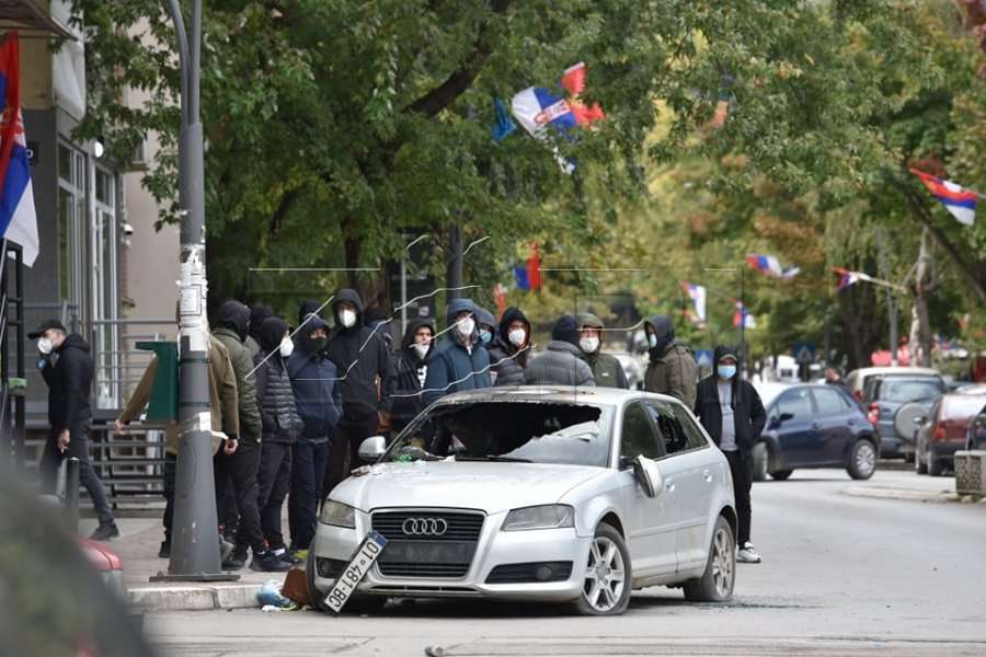 Policia e Kosovës largohet nga veriu, gazetarët lihen në duart e huliganëve