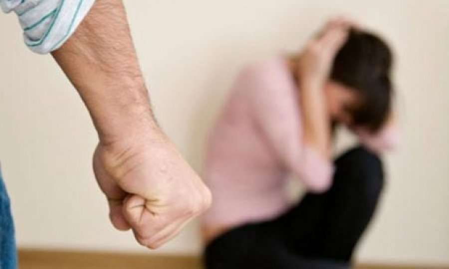 Një muaj paraburgim për burrin në Ferizaj që grushtoi gruan e tij