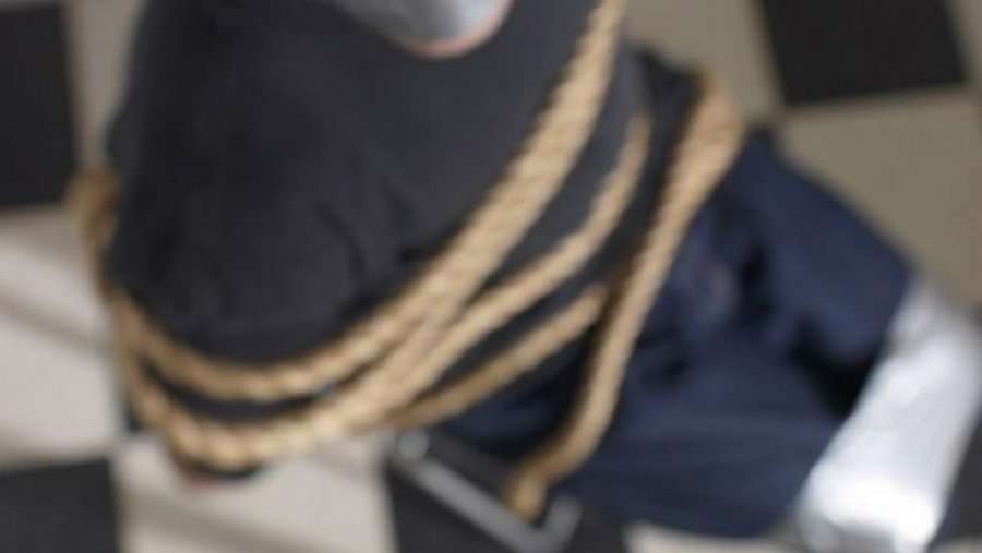 Grabitje e rëndë në Rahovec, rojën e sigurisë e lidhin për peme