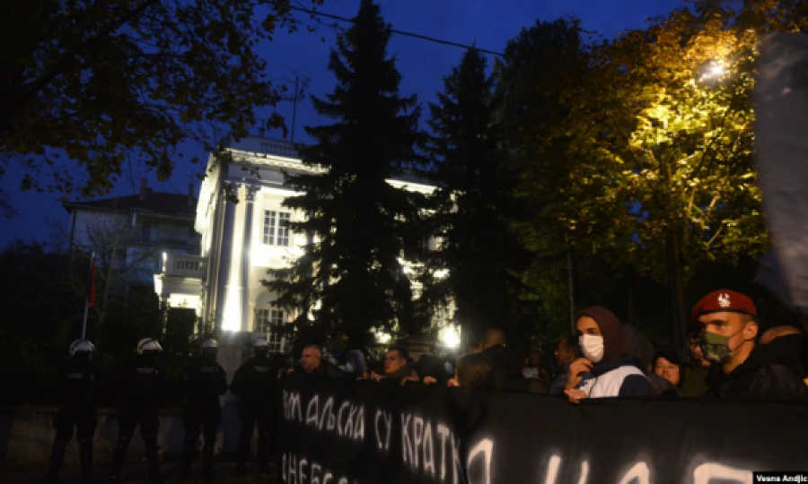 Protestë para Ambasadës së Shqipërisë në Beograd me thirrje fyese ndaj kombit shqiptar