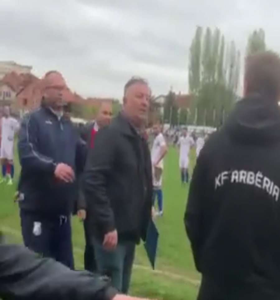 Tifozët e Vushtrrisë sulmuan trajnerin Visoka me gur dhe metale nga tribunat